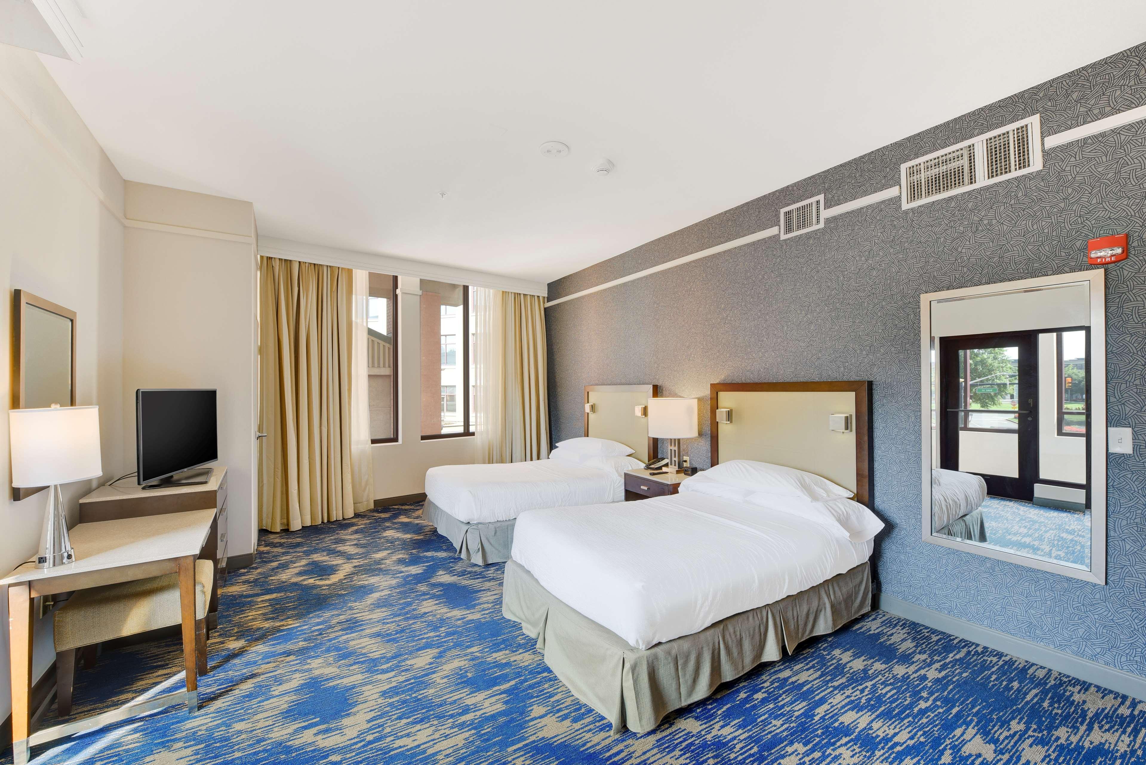 Embassy Suites By Hilton Alexandria Old Town Extérieur photo