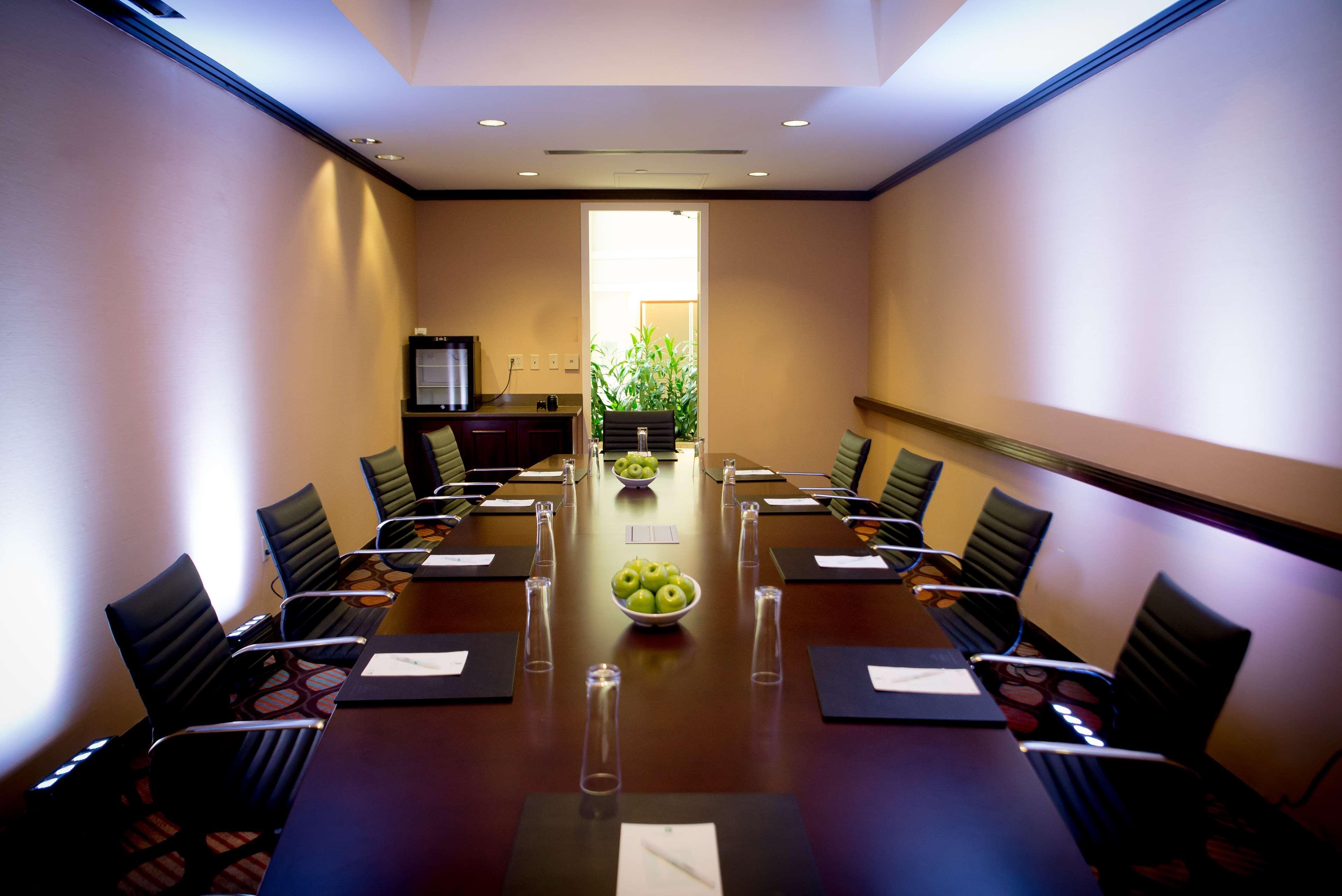 Embassy Suites By Hilton Alexandria Old Town Extérieur photo
