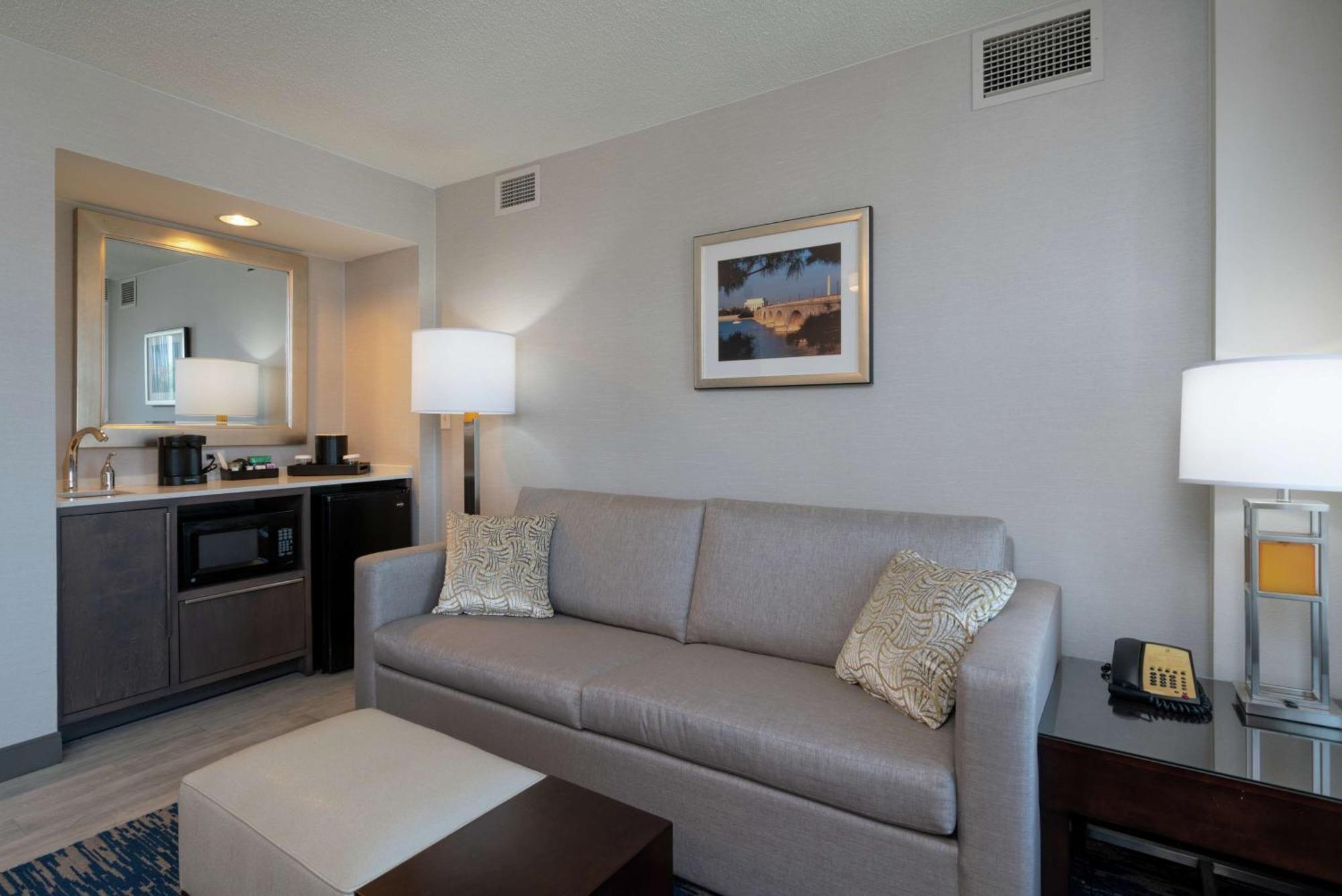 Embassy Suites By Hilton Alexandria Old Town Extérieur photo