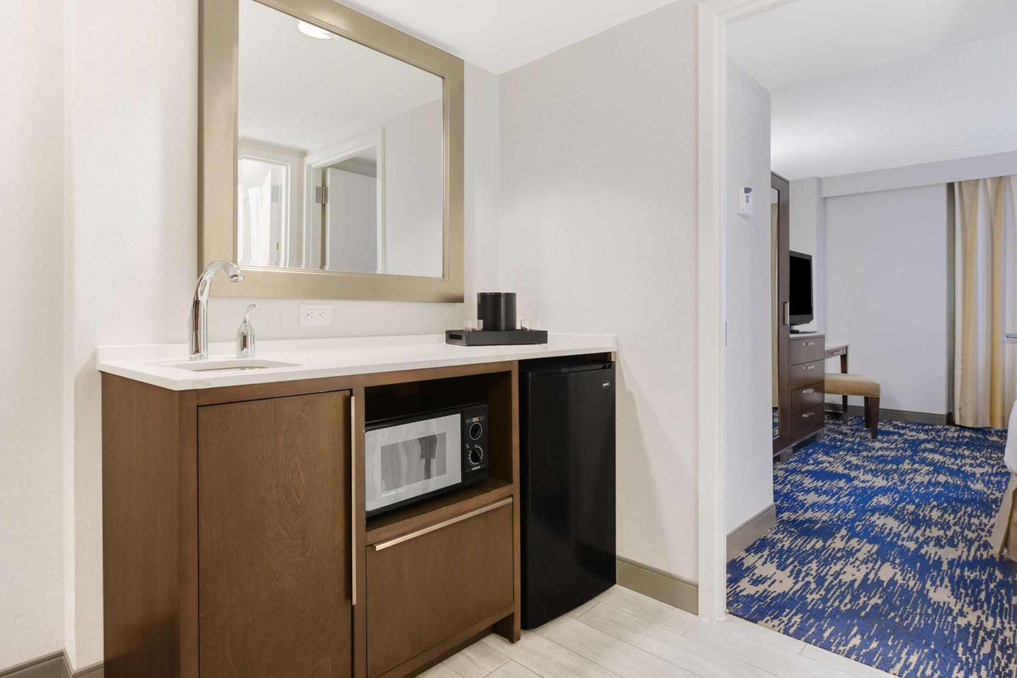 Embassy Suites By Hilton Alexandria Old Town Extérieur photo