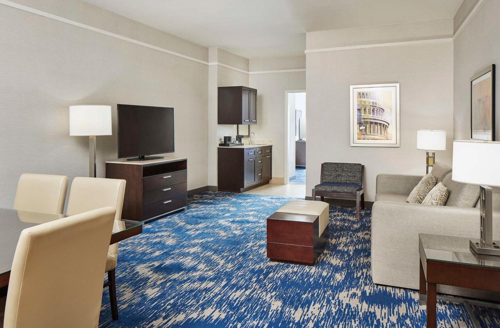 Embassy Suites By Hilton Alexandria Old Town Extérieur photo