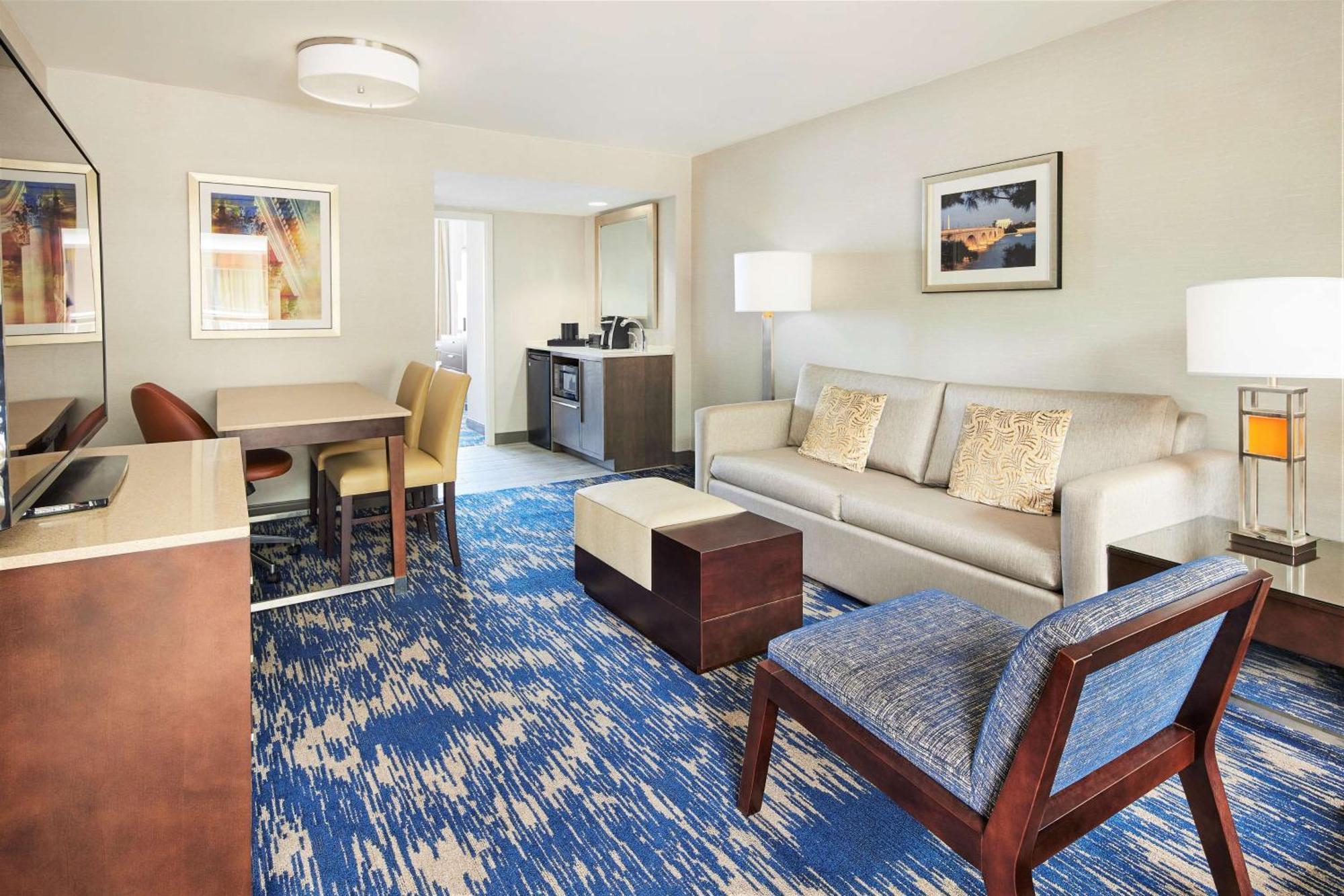 Embassy Suites By Hilton Alexandria Old Town Extérieur photo