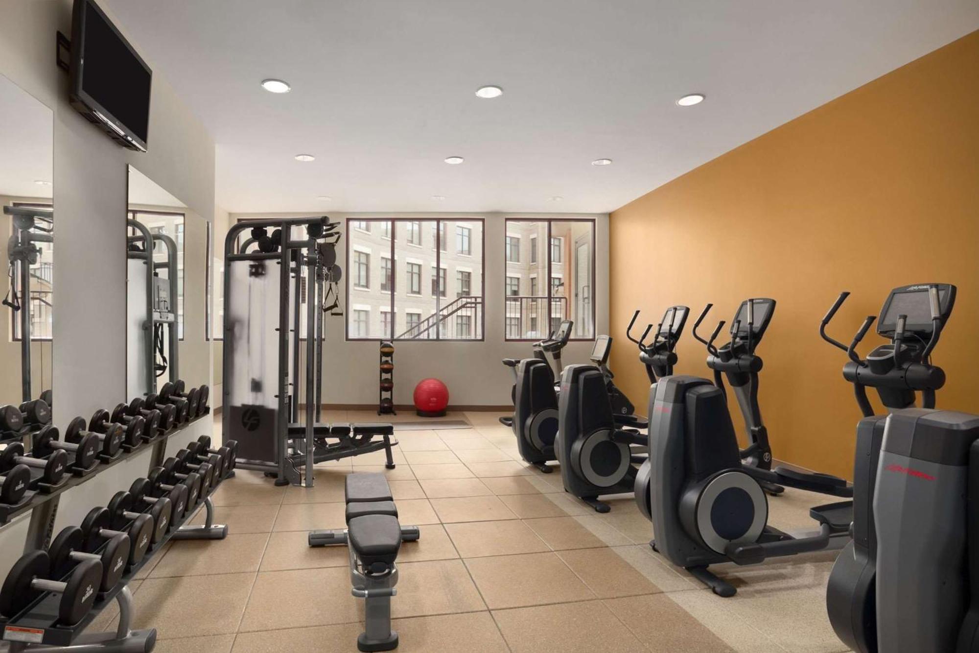 Embassy Suites By Hilton Alexandria Old Town Extérieur photo